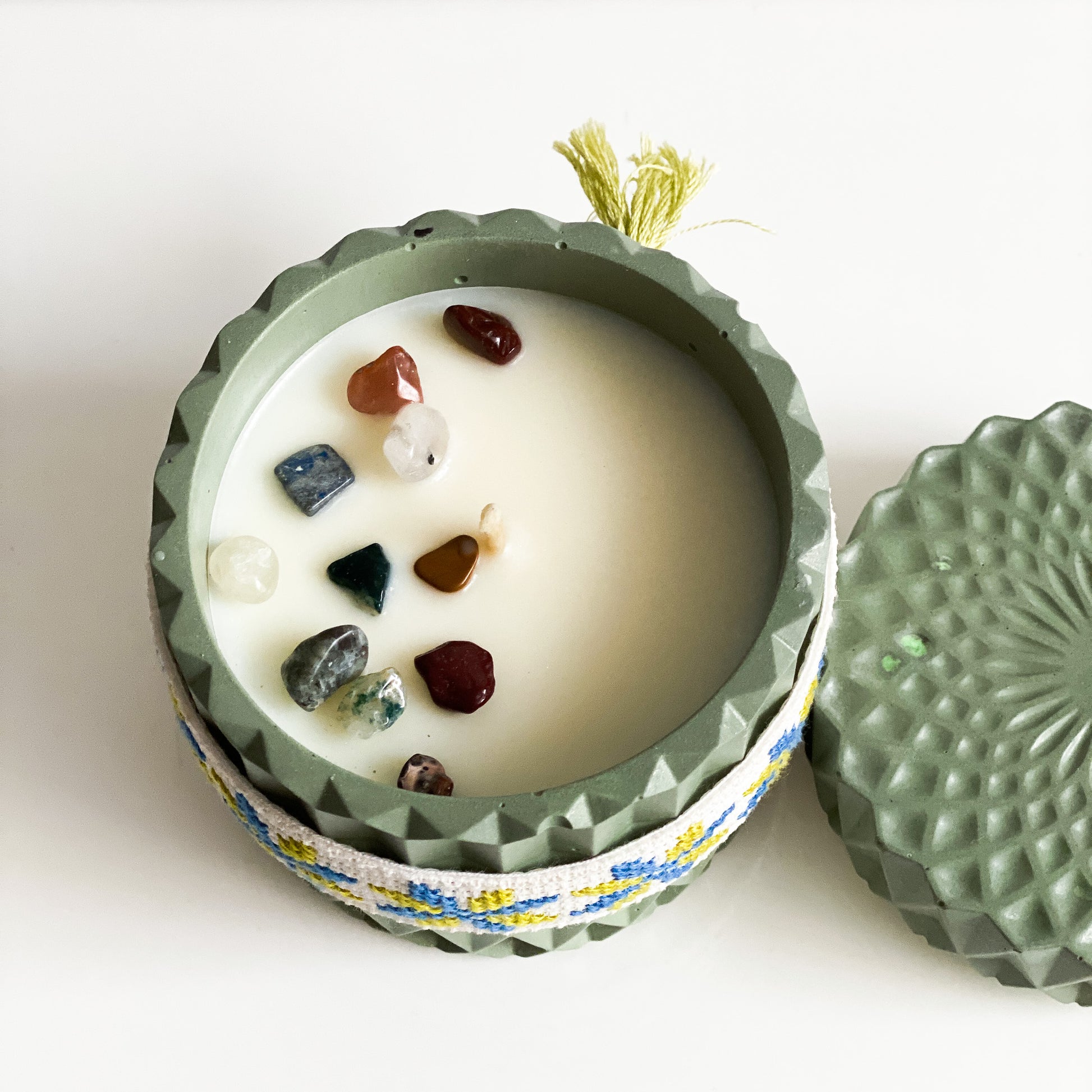 Stone Candle with Embroidered Belt, Cinnamon with Nutmeg - Wonder Candles