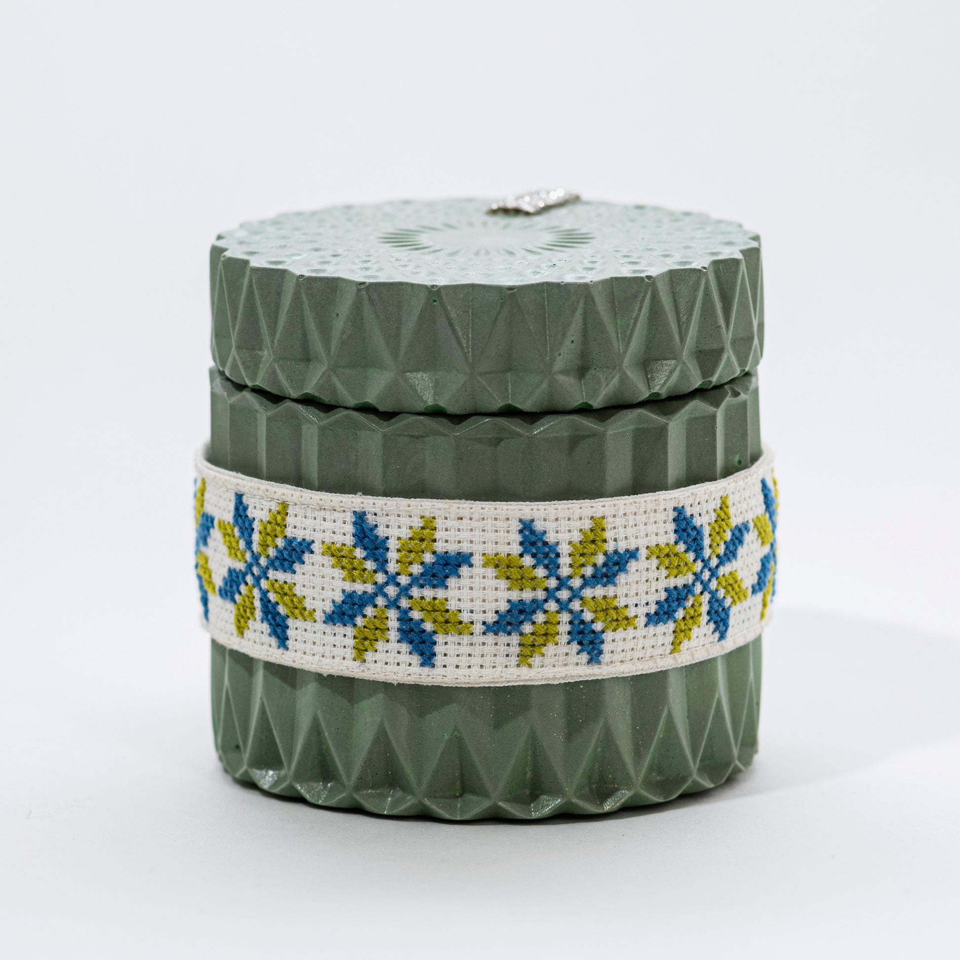 Stone Candle with Embroidered Belt, Cinnamon with Nutmeg - Wonder Candles
