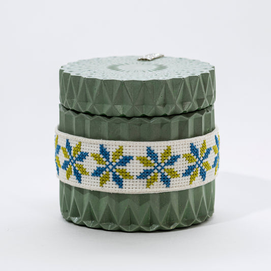 Stone Candle with Embroidered Belt, Cinnamon with Nutmeg - Wonder Candles