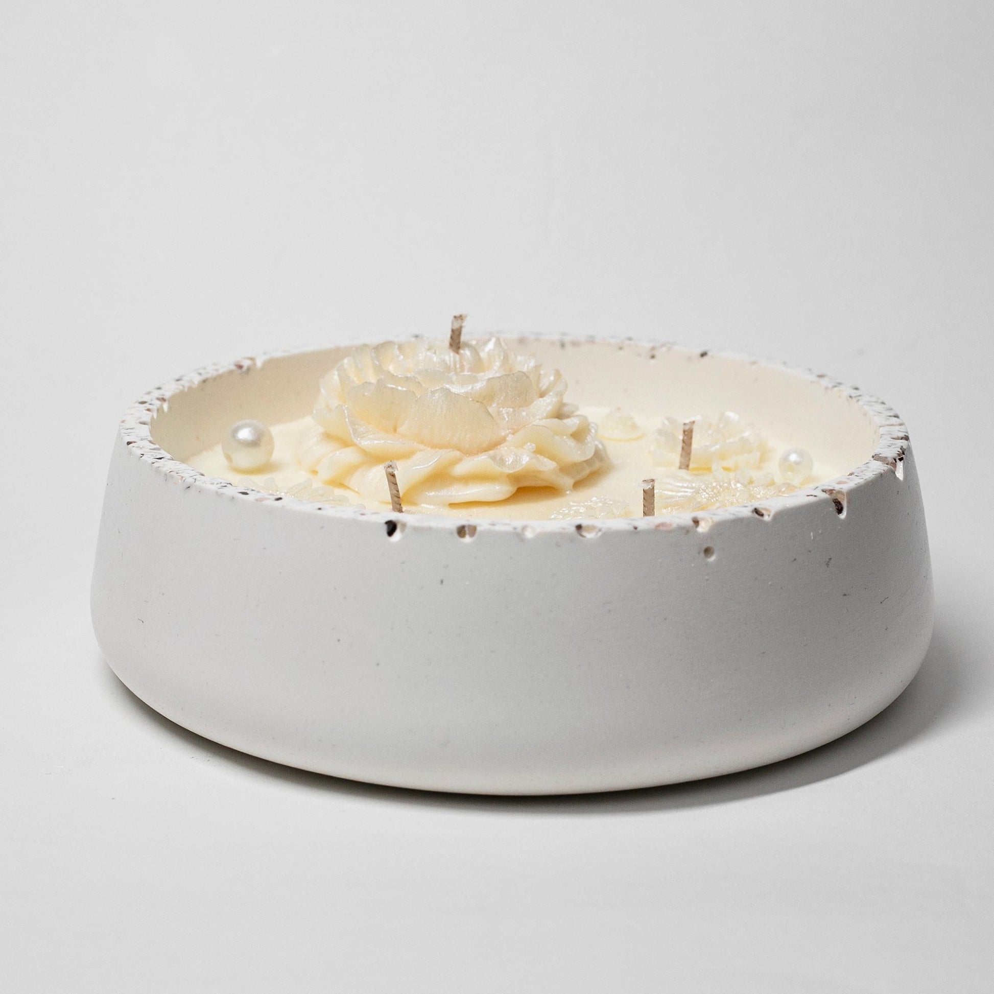 Big Artisan Candle in Stone, Pearls Collection, Rose Water and Musk, 500ml - Wonder Candles