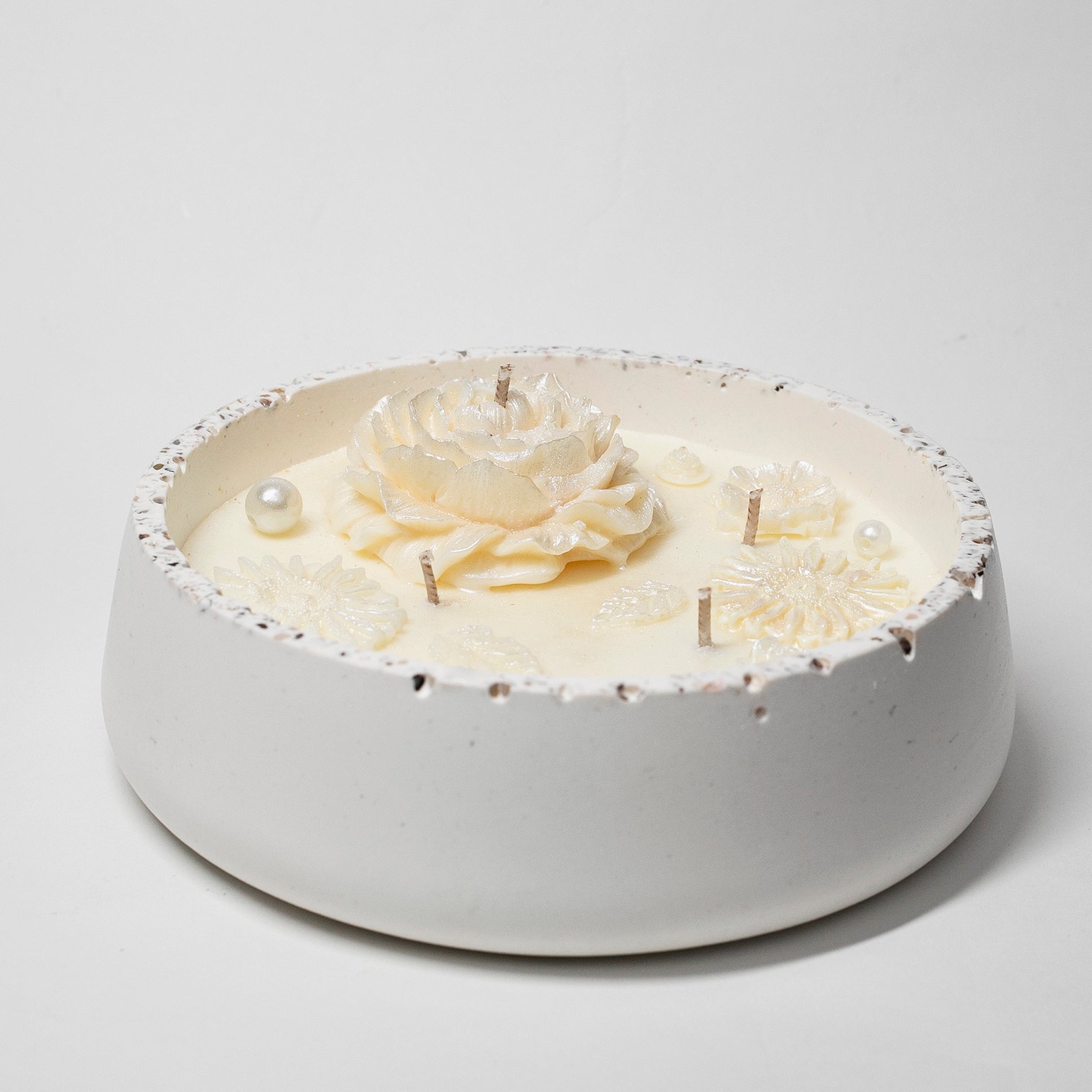 Big Artisan Candle in Stone, Pearls Collection, Rose Water and Musk, 500ml - Wonder Candles
