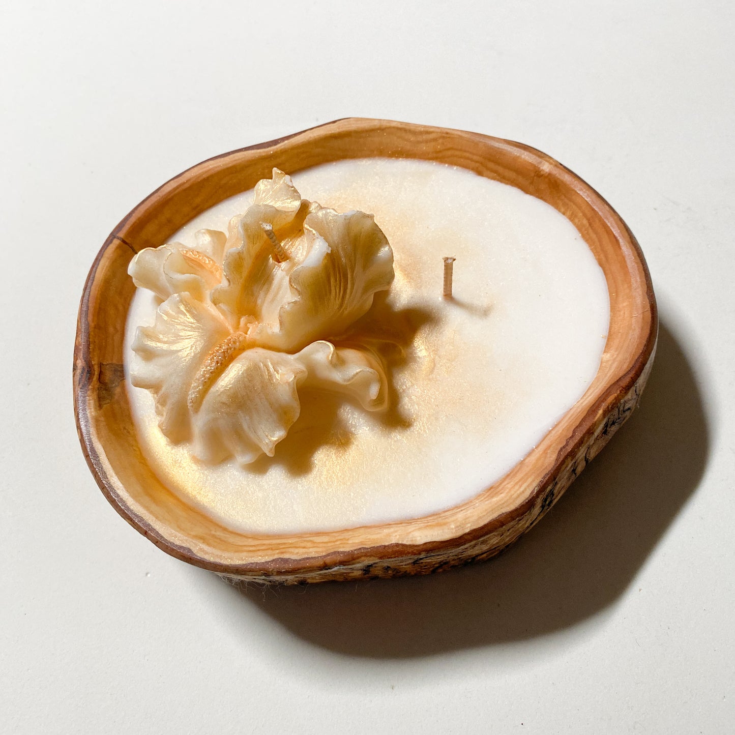 Medium Soy candle in Olive Wood Bowl, Amber with Fruits and Flowers