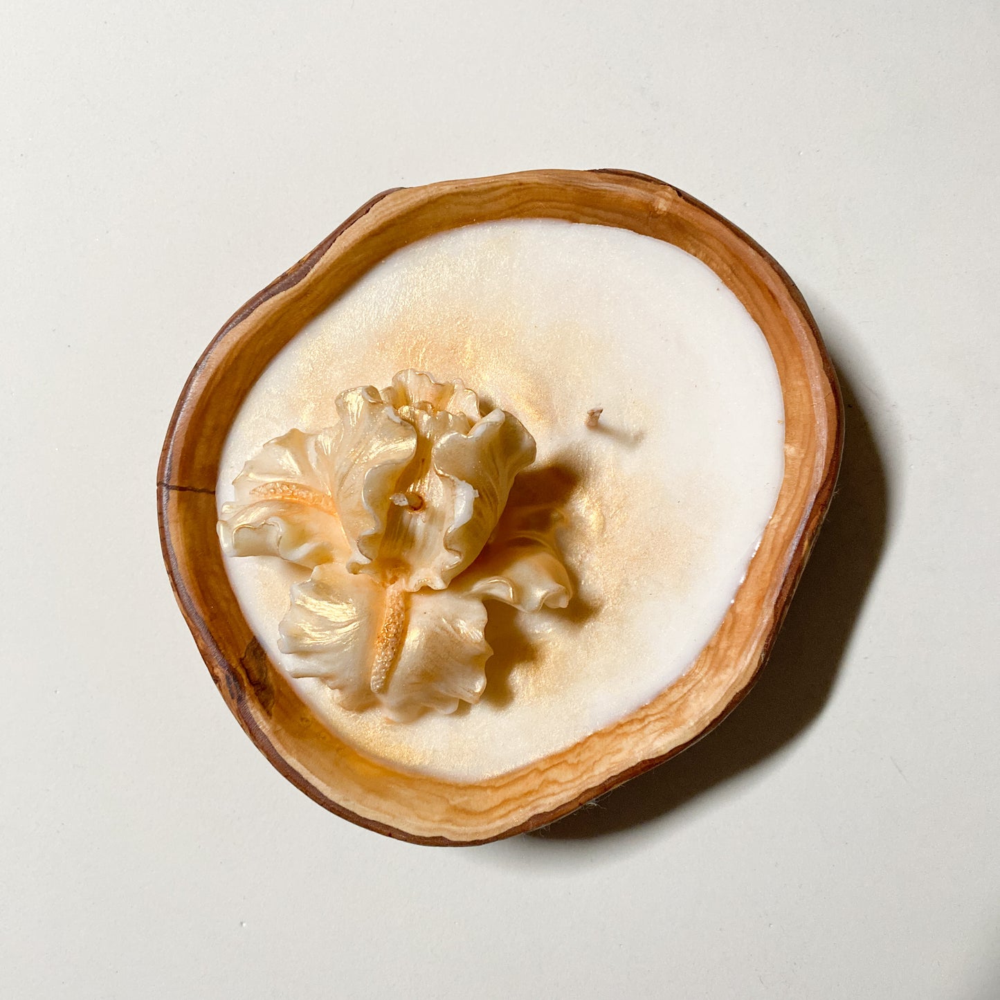 Medium Soy candle in Olive Wood Bowl, Amber with Fruits and Flowers