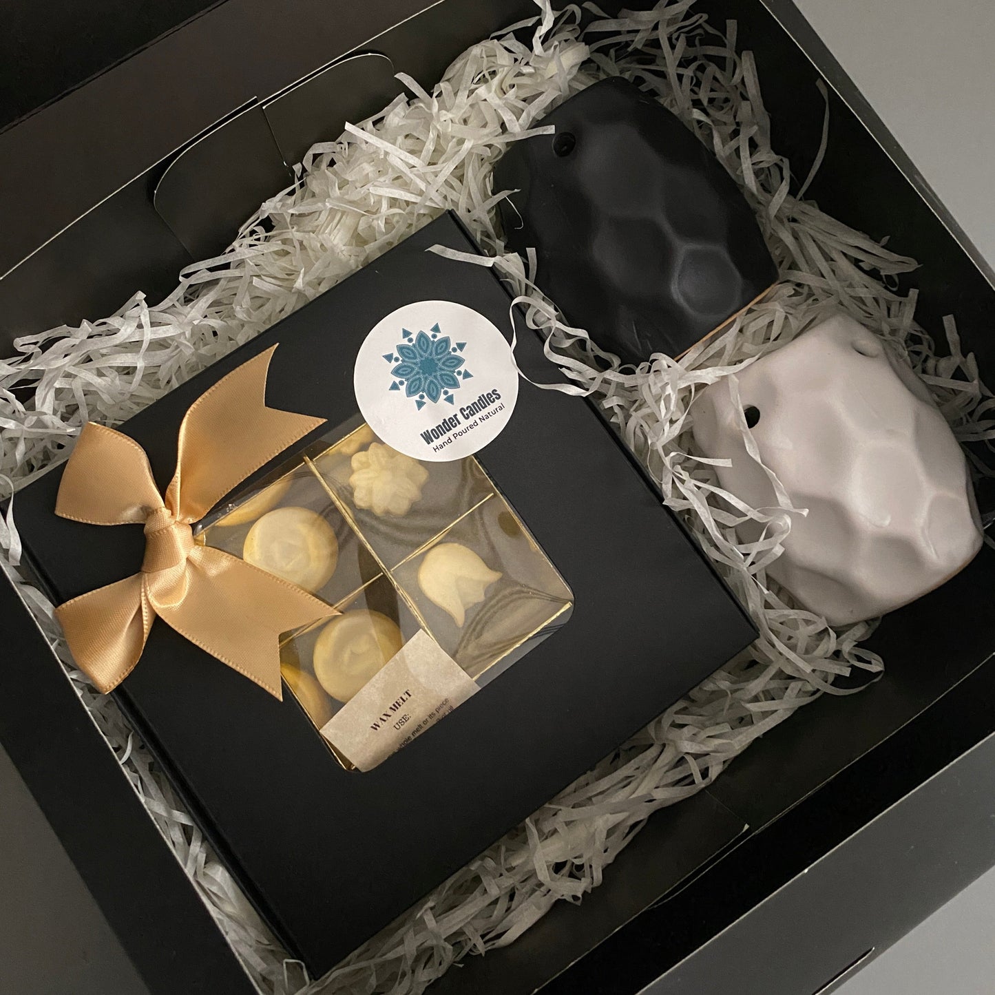 A Gift Box with Wax Melts and 2 Oil Burners - Wonder Candles