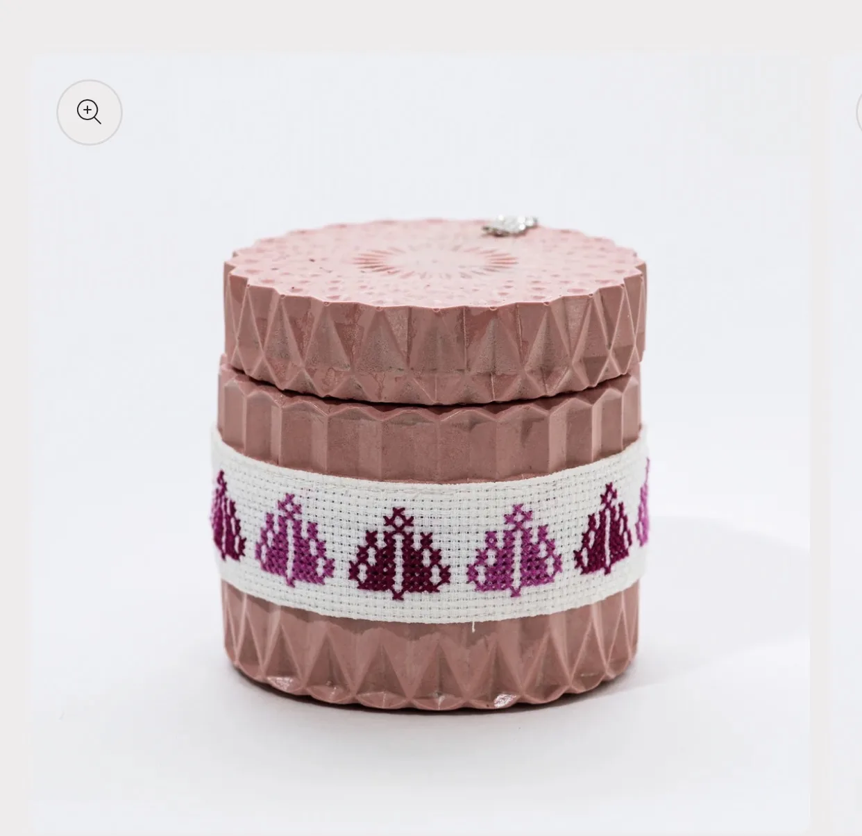 HERITAGE Candle with Embroidered Belt, 300ml