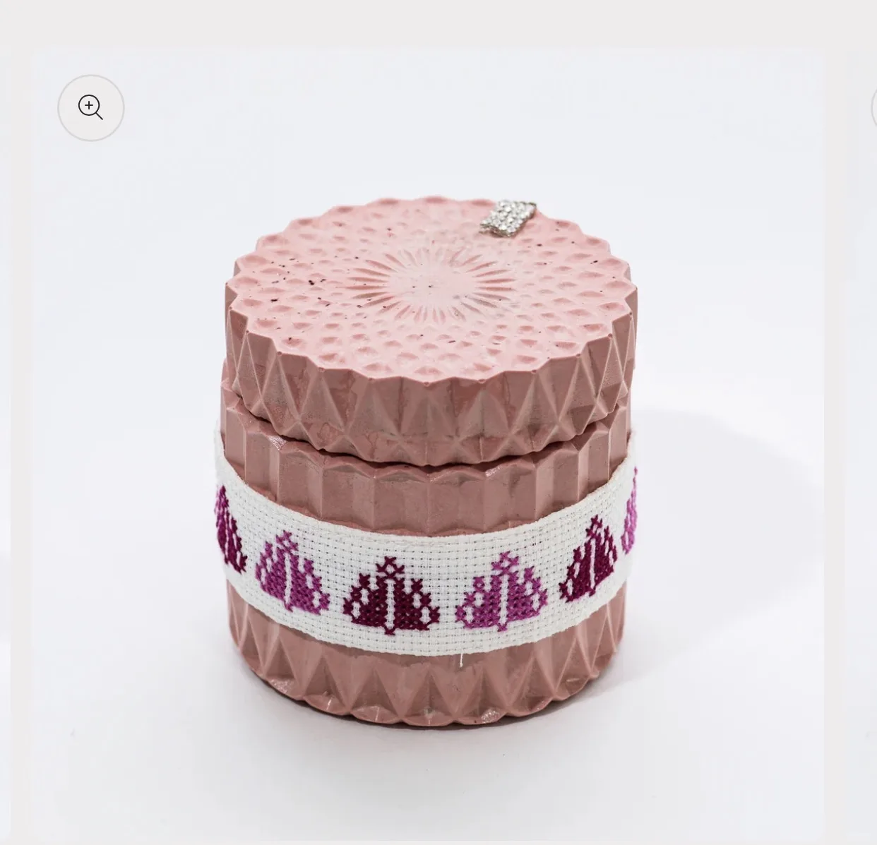 HERITAGE Candle with Embroidered Belt, 300ml